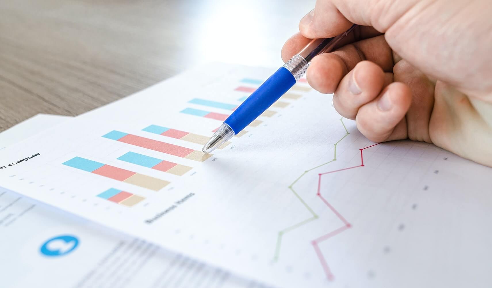 Nahaufnahme von Dokumenten mit Statistiken